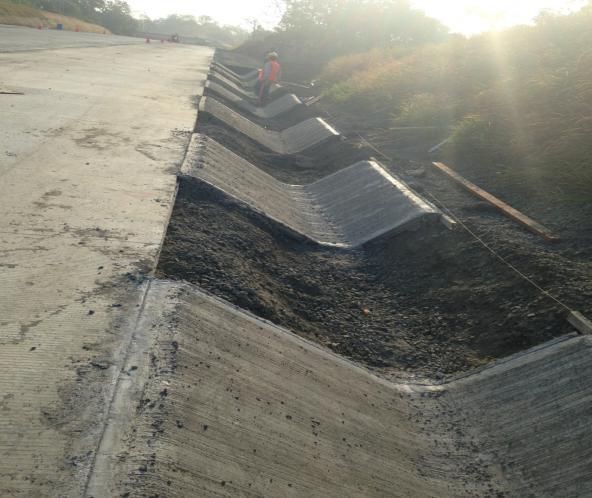 Obra de infraestructura vial Corredor Norte Fase II Panamá — cunetas y losas de concreto